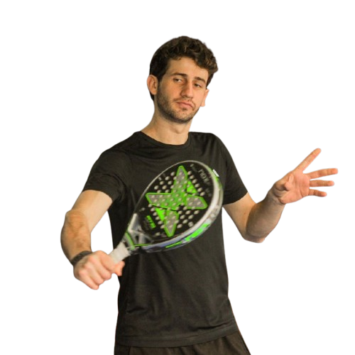 Professor Quirino Mela com raquete de Padel
